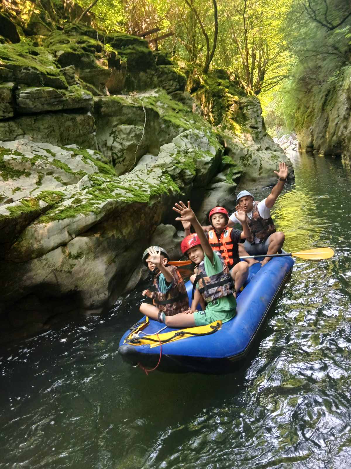 Деца в лодка с водач