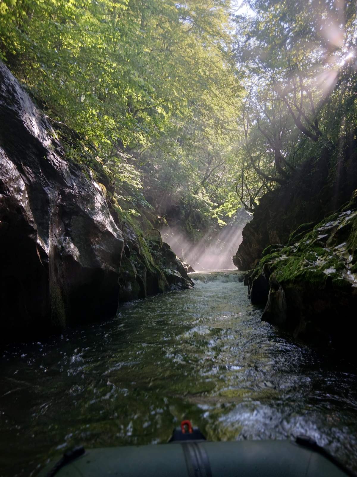 Слънчеви лъчи над водата в каньона